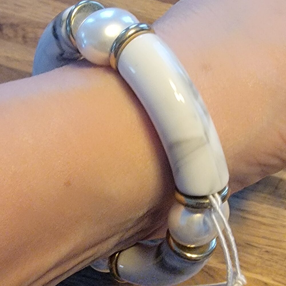 Meghan Browne Style Lotti White Chunky Resin Bead Stretch Bracelet - Picture 9 of 13